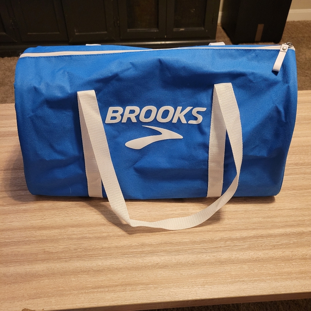 Brooks Running Blue & White Logo Zipper 17in x 10in Gym Duffle Bag Nylon/canvas